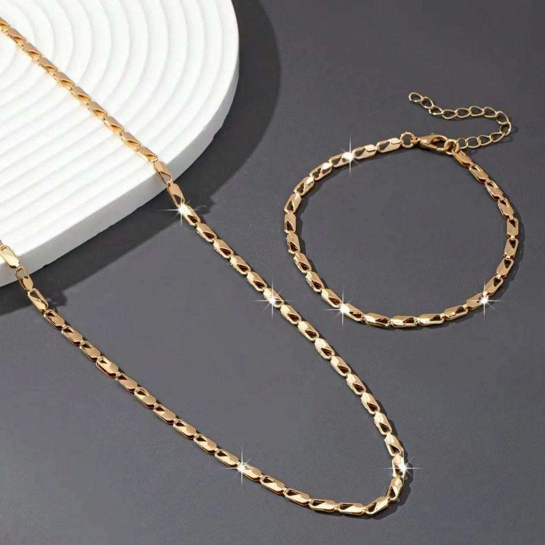 A Set of Sexy and Luxurious Women's Necklaces and Bracelets, a Fashionable and Versatile Women's Jewelry Set